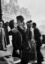 Black And White Kiss Logo Paris 1950 Love Black And White Kiss Vintage Paris Love Photography Robert Doisneau Black And White Photography Street Photographers