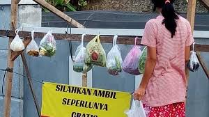 Akan tetapi di samping itu sebenarnya pagar rumah juga berfungsi menambah keindahan lingkungan. Cara Unik Ibu Ibu Pejabat Di Kotabumi Berbagi Dengan Sesama Gantung Sayur Dan Beras Di Pagar Rumah Tribun Lampung