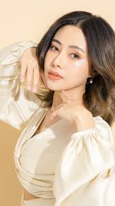 Cara Menghindari Kesan Galak dan Tua dengan Riasan Wajah