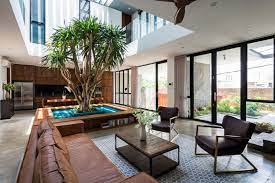 Taman dalam rumah dengan dinding kaca. Patio House Rumah Asri Dengan Ruang Terbuka Hijau Yang Unik Di Dalam Hunian Sejuk Dan Juga Nyaman Bagi Penghuninya Furnizing