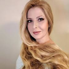 Она — супермодель 90-х. Была помолвлена со знаменитым фокусником, а замуж  вышла за режиссера блокбастеров... Угадаете кто это? :)