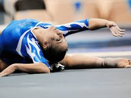 Los atletas realizan rutinas cortas en aparatos, con jueces que evalúan la dificultad y la precisión de cada actuación. La Gimnasia Artistica Sus Beneficios Mas Importantes Y Las Caracteristicas De Los Gimnastas