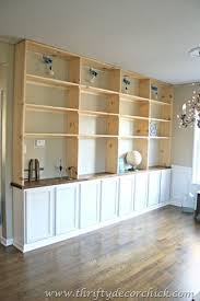 Diy Built Ins Using Upper Kitchen Cabinets As A Base Estante De Livros Faca Voce Mesmo Estante Embutida Remodelacao Da Casa