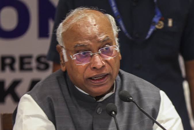 चुनावी वादों पर पीएम मोदी के वार से तिलमिलाए खरगे, कहा- मोदी की गारंटी भारत के लोगों के साथ क्रूर मजाक - India TV Hindi