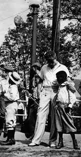 Acteur tourmenté à la carrière éclair, en seulement 24 ans et trois films, l'américain a su marquer des générations. James Dean Photo James Dean James Dean Photos James Dean Pictures James Dean