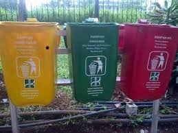 Biasanya, dua tempat sampah ini didesain dengan warna yang berbeda agar masyarakat mudah membedakannya. Balada Tempat Sampah 3 Warna Di Dki