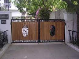 Menggunakan pagar minimalis kayu dengan finishing glossy ini tentu saja membuat tampilan rumah menjadi semakin cantik meskipun sederhana. 10 Desain Pagar Kayu Minimalis Untuk Rumah Terlihat Lebih Mewah