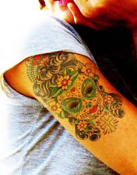 Symboles d'une longue et ancienne tradition, toujours très pratiquée, celle de la fête des morts, ils représentent la célébration de la mort mais aussi la vie. 1001 Idees Tatouage Tete De Mort Mexicaine Qui Vivra Calavera Tatouage De Cranes De Sucre Tatouage Signification Tatouage