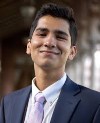 As a former pre-med student, I chose USC Marshall confidently knowing that  I would be able to discover and explore all the healthcare-oriented career  paths in business through the hands-on curriculum and