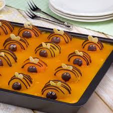 Der Fruhling Ist Da Mit Unserem Leckeren Fruchtigen Aprikosen Pudding Kuchen Voller Kleiner Bi Video Kuchen Und Torten Rezepte Pudding Kuchen Kuchen Ohne Backen