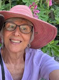 So much colour bursting in autumn 🌼🌺 I have to remind myself we're in  October as there are so many flower buds