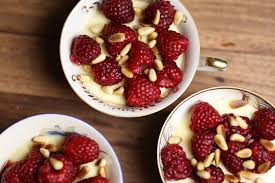 Rosmarinpudding Mit Pinienkernen Und Himbeeren Petit Appetit Rezept Essen Himbeeren Rezepte