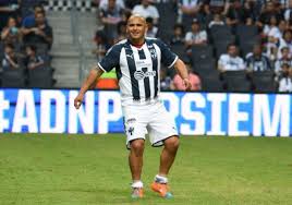 Procedente del futbol chileno, humberto suazo llegaba al monterrey con tres títulos de liga con colo colo, además de un subcampeonato en la . Se Mantiene El Goleador Chupete Suazo Anoto Doblete En Monterrey