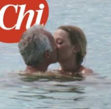 L'umorismo di marco travaglio, questa volta, non è stato molto apprezzato dai fan, che hanno riempito la sua. Marco Travaglio Lontano Dalla Moglie Bacia Giorgia Solari