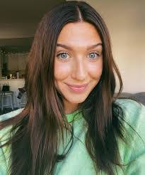 Holly Robertson's Instagram, Twitter & Facebook