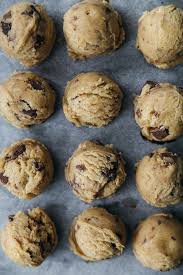 Cookies Aux Pepites De Chocolat Et Fleur De Sel Plus Une Miette Dans L Assiette En 2020 Cookies Pepite Chocolat Pepite Chocolat Cookies Et Biscuits