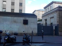 Face à l'insoutenable situation causée par la #salledeshoot de l'hôpital lariboisière #paris10, je propose : La Salle De Shoot De Paris Un Mois Apres Son Ouverture