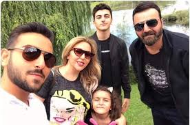 صورة تجمع الفنان سامر المصري مع زوجته نيفينعزام وأولادهم عمر ، ورد ، ياسمين  ❤️