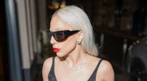 Hailey Bieber à Paris : gros malaise en pleine rue ! Son look no pants lui  a joué des tours (Vidéo)