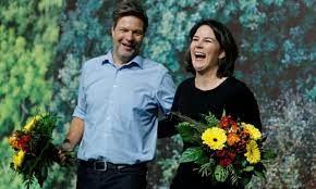 Zum ersten mal stellen sie deshalb eine kanzlerkandidatin. Germany S Surging Greens Step Up Election Race To Succeed Merkel Germany The Guardian