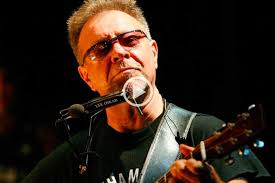 Video: León Gieco saludó al personal del Hospital Cullen