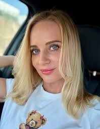 Christy Pelkey's Instagram, Twitter & Facebook