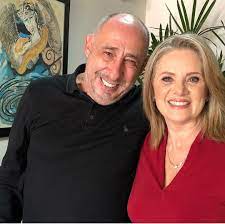 Confesiones de Famosos - Con esta fotografia al lado del director de escena  Salvador Garcini; Erika Buenfil confirma que será parte de la segunda  temporada de #PorAmarSinLey. ¿Qué te parece? | Facebook