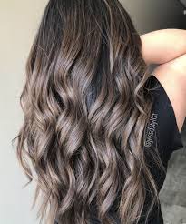La tonalità che più si adatta a chi ha i capelli neri o scuri è il balayage nocciola con riflessi caldi, luminosi, che regalano luminosità al viso. I Balayage Piu Belli Per Capelli Lunghi Op Cosmetics
