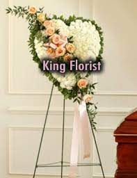 Meski hanya untuk menyimpan karangan bunga untuk pengantin wanita, juga sebagai aksesoris rambut atau dekorasi di tempat pernikahan. Harga Dekorasi Bunga Pernikahan Toko Bunga