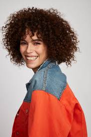 Cute curly pixie cut con frangia; Capelli Ricci Moda E Tendenze Del 2020 Toni Guy