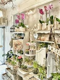 Pin By Guisela Alvarez On Entre Flores Flower Shop Design Florist Shop Interior Flower Shop Interiors