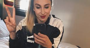 48,270 likes · 4 talking about this. Behani Ve Stromovce Za Trest Fanousci Slavnou Youtuberku A Fotbalistku Baru 21 Poznaji Vsude