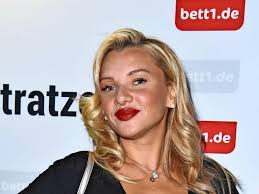 Und zwar nicht nur, weil evelyn burdecki die passend nervige stimme dafür hat, sondern auch, weil sie total in das image einer naiven person passt. Evelyn Burdecki Auto Aufgebrochen 5000 Euro Handtasche Weg