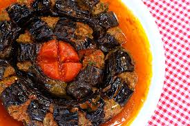 Bugün sizlere bazı yörelerde patlıcan kebabı olarak bilinen çok lezzetli bir tencere yemeği tarifi vereceğim. Ege Usulu Tencere Kebabi Arda Nin Mutfagi