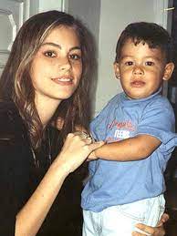 Puede que haya interpretado el papel de una madre en una serie de televisión de éxito, pero el personaje de sofía junto con la ayuda del padrastro joe manganiello, la actriz nominada al emmy es la orgullosa madre de su único hijo, manolo gonzález vergara. El Album De Fotos De Sofia Vergara Y Su Hijo Manolo People En Espanol