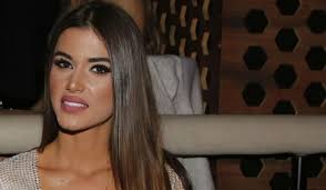 Τους θαυμάζω και τους αγαπώ. H Iwanna Mpella Me Paradosiakh Stolh Sta Miss Universe Must