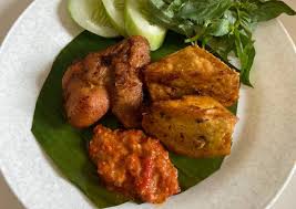 Kukus daging ayam yang sudah di bersihkan sekiranya buat kalian yang gemar makan ayam bakar dan sambal tomat, mungkin ayam bakar kecap sambal. Resep Pecel Ayam Lamongan Yang Bikin Ketagihan Resep Enyak