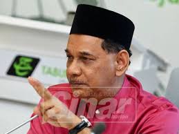 Apa yang mencuri perhatian adalah datuk seri tersebut dan isterinya menurut laporan yang terbit di kosmo difahamkan terkenal dalam kalangan bukan sahaja dikatakan rapat dengan golongan selebriti, malah mereka juga tanpa segan silu sering mempamerkan kehidupan mewah di media. Majlis Taklimat Prestasi Lembaga Tabung Haji Dan Pengumuman Hibah 2018