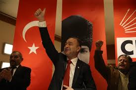 1986'da galatasaray lisesi'ni ve 1990 yılında i̇stanbul üniversitesi hukuk fakültesi'ni bitirdi.üniversitede öğrenci temsilciliği yaptı. Umit Kocasakal Chp Genel Baskanligi Na Adayligini Acikladi Umit Kocasakal Kimdir Ntv