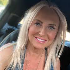 Lesley Valentine's Instagram, Twitter & Facebook