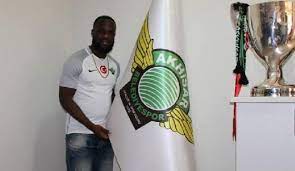 Lig ekiplerinden akhisarspor eski futbolcularına bulunan borçlarını ödedikten sonra transfer. Akhisarspor Da Manu Dan 3 Yillik Imza Tum Spor Haber