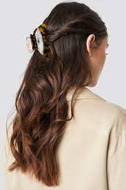 Claw Clips And Croc Clips Are Back In Trend Here S How You Can Style Em Effortlessly Daily Vanity Clip Hairstyles Hair Clips Hair Beauty