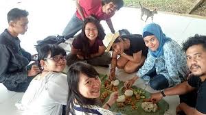 Image result for orang melayu makan dengan daun pisang