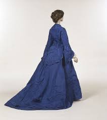 To know how to dress victorian you must first learn what is worn under the victorian dress. Theglasgowstory 1860s Dress