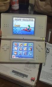 Juegos nintendo ds ds lite originales 450 00 en mercado libre mi nintendo ds lite y un par de juegos originales super mario cartucho r4i sdhc mini sd 4 gb llena de jue comprar cómo ponerle juegos a tu ds/3ds con r4 gratis y sencillo videojuegos nintendo | leonardo recendez. Nintendo Ds Lite White Hobbies Toys Toys Games On Carousell