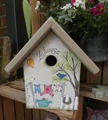 Un Bel Oiseau Maison Pour Le Jardin Amoureusement Peint La Maison De L Oiseau Est Sur Le Cote Droit De La Propre O Bird House Bird Houses Painted Bird Houses