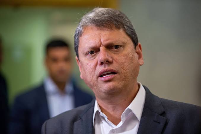 Tarcísio defende que Lula ligue para Trump para negociar tarifas sobre produtos brasileiros