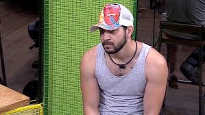 Carla diaz e fiuk abraçados após a formação de paredão no reality global (foto: Hgqvxxcedpu0vm