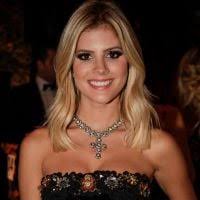 Vestido de noiva de Lala Rudge: look Valentino alta-costura da influencer  tem capa de tule e gola. Fotos!