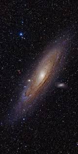 La galaxia, con un diámetro de 135.000 años luz, es ligeramente más grande que la vía láctea. 20 M31 Ideas Astronomy Cosmos Andromeda Galaxy